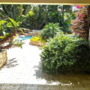 lovely-2-bedroom-apartment-with-tropical-garden-pool.comcaribbean.com/